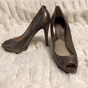 **SOLD***Michael Kors Platform heels in Metallic